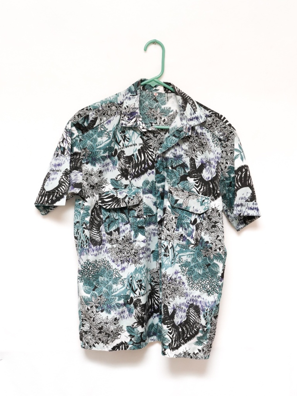 Vintage Men's button shirt with African wildlife - size Medium - Like new